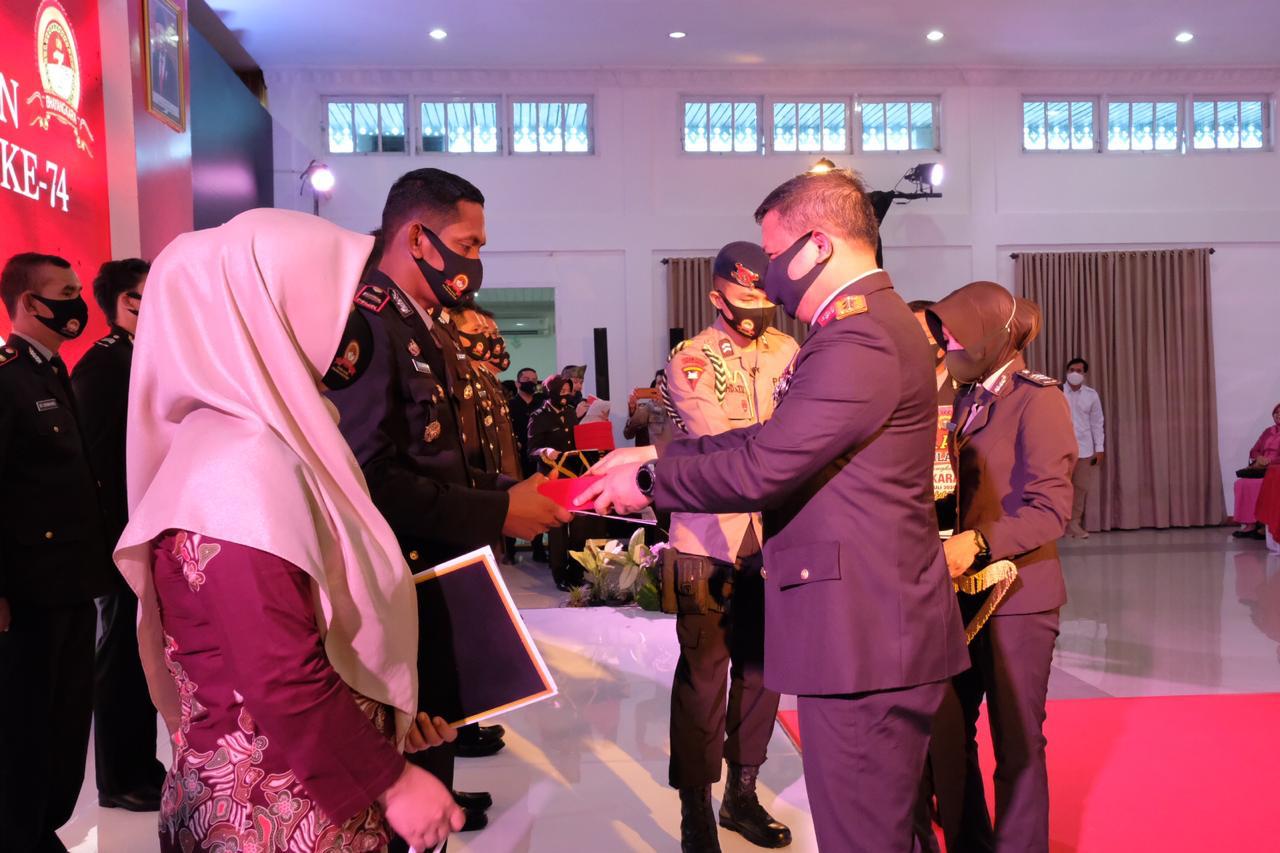 Kapolda Riau Menyerahkan Penghargaan Kepada Personil Polisi Berprestasi dan Teladan