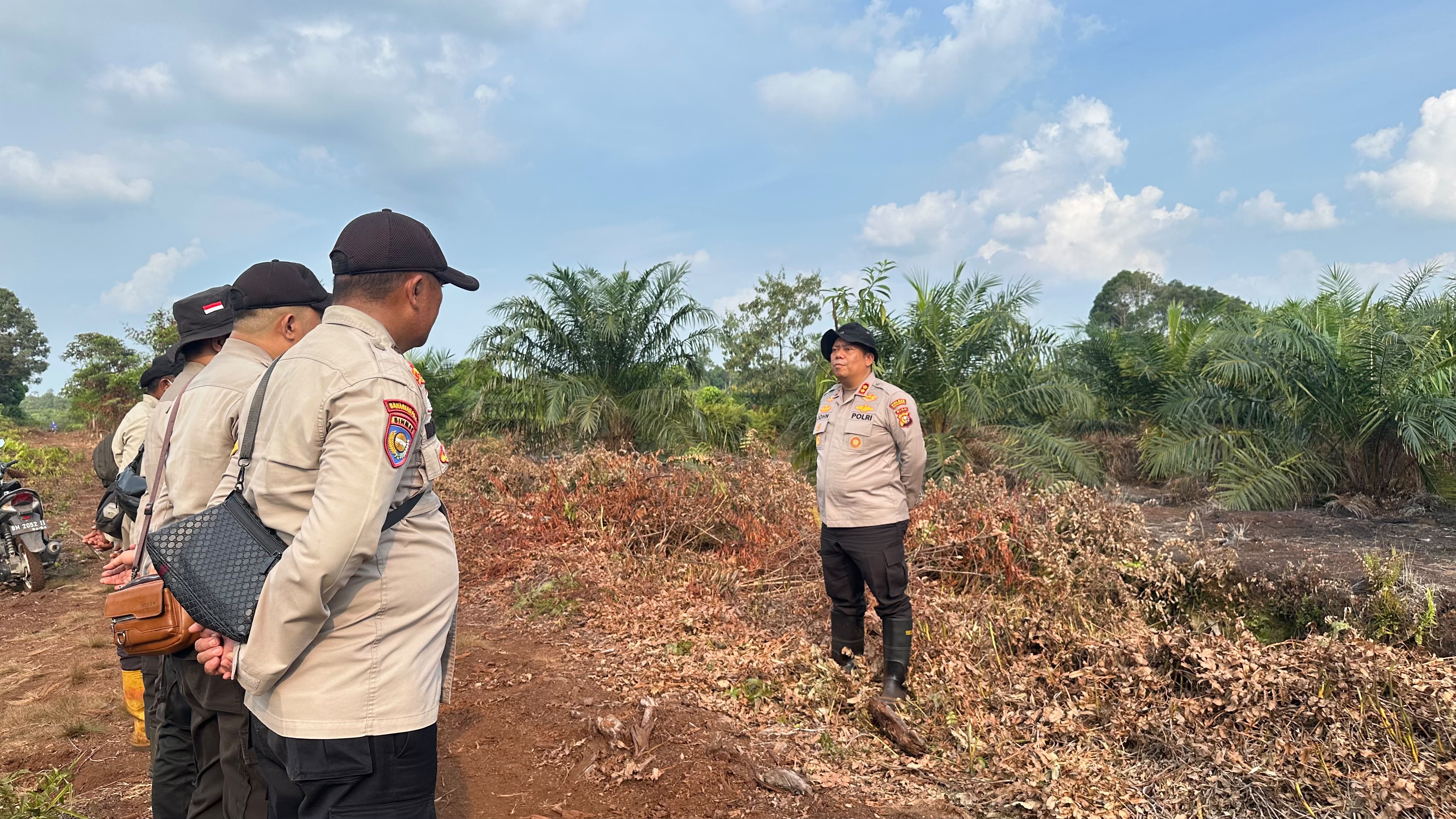 Kapolres Pelalawan, TNI dan RPK PT Pimpin Padamkan Karhutla 10 Hektar di Kerumutan, Water Bombing Diterjunkan