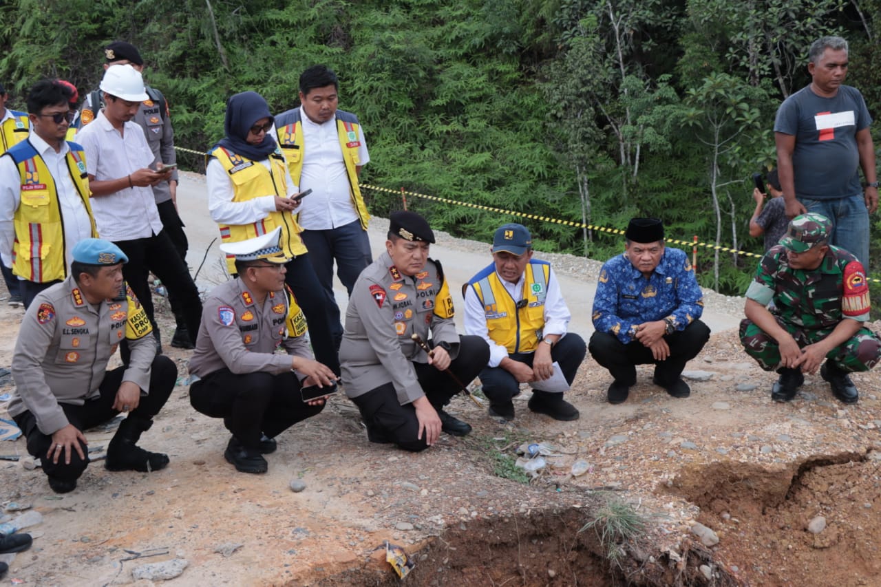 Jalan Longsor di Tanjung Alai, Kapolda Riau Pastikan Akses Masyarakat Kembali Normal