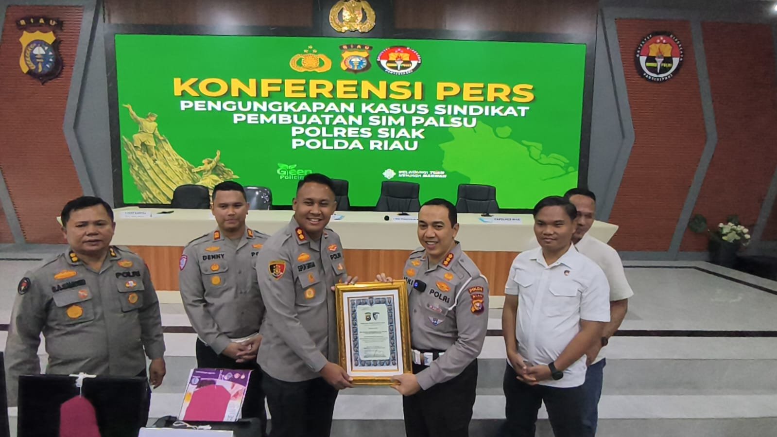 Sukses Ungkap Sindikat SIM Palsu, Dirlantas Polda Riau Beri Penghargaan Kepada Kapolres, Kasat Lantas dan Kasat Reskrim Polres Siak