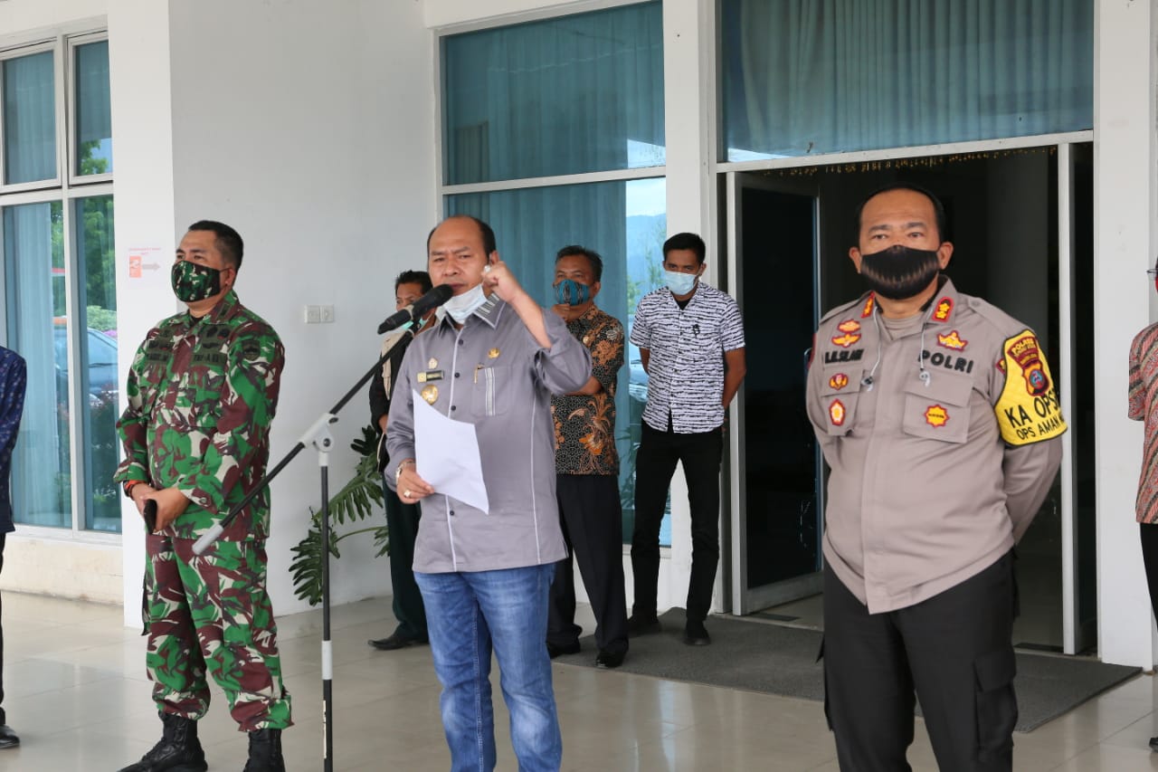 Bupati Taput Serahkan Bantuan Voucher Tambahan Sebanyak 1050 Bagi Masyarakat Kelurahan dan Tokoh Agama