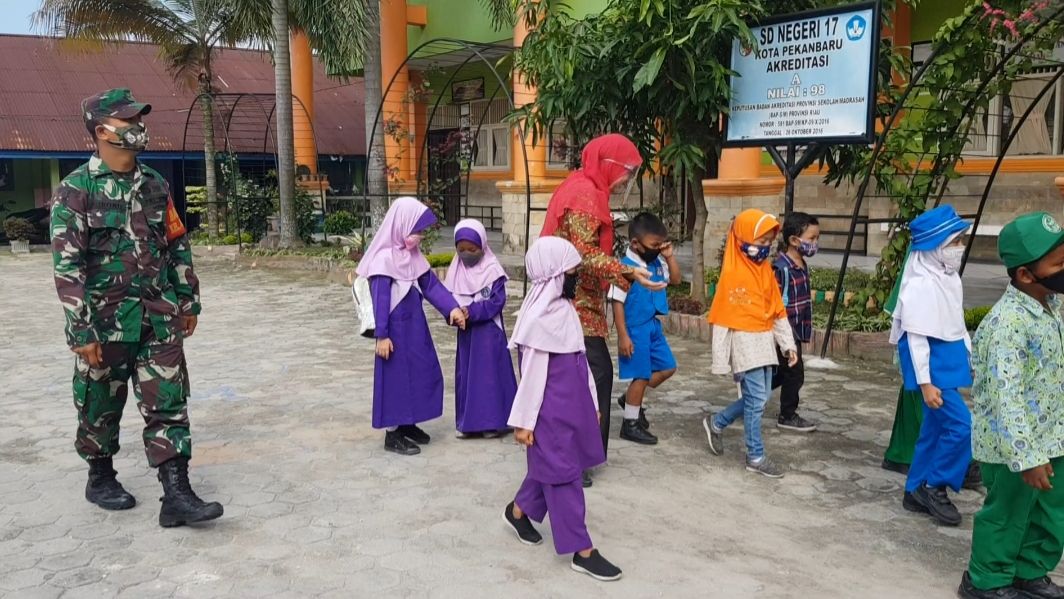 Babinsa Kodim 0301/PBR Laksanakan Komsos di SD Negeri 182 Kelurahan Air Dingin