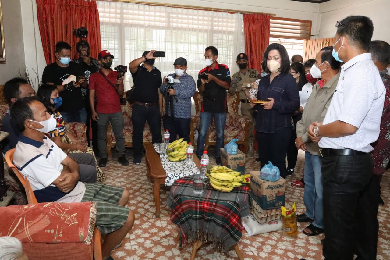 Ketua TP PKK Kabupaten Tapanuli Utara Serahkan Bantuan Kepada Korban Kebakaran Rumah