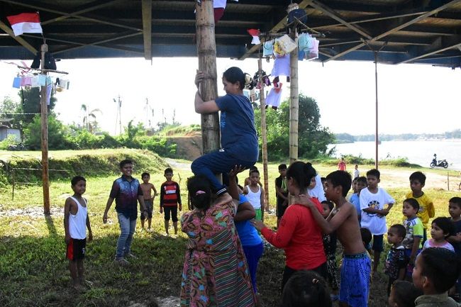 Dalam Meriahkan Hari Jadi Kabupaten Kampar Ke 70 Tahun 2020, Emak - Emak Ikuti Perlombaan Panjat Pinang