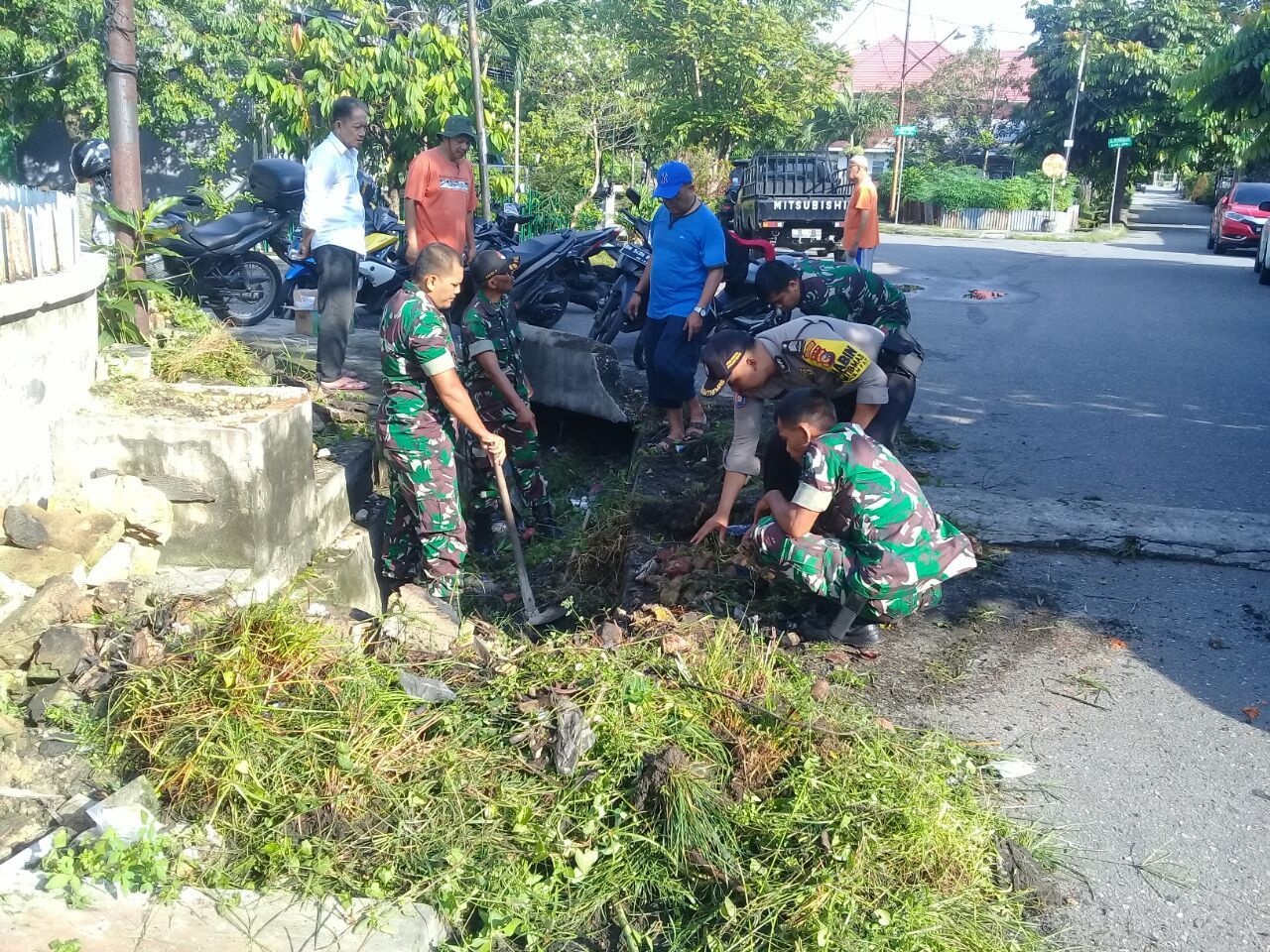 Babinsa Kodim 0301/Pekanbaru Laksanakan Gotong Royong Bersihkan Selokan Tersumbat