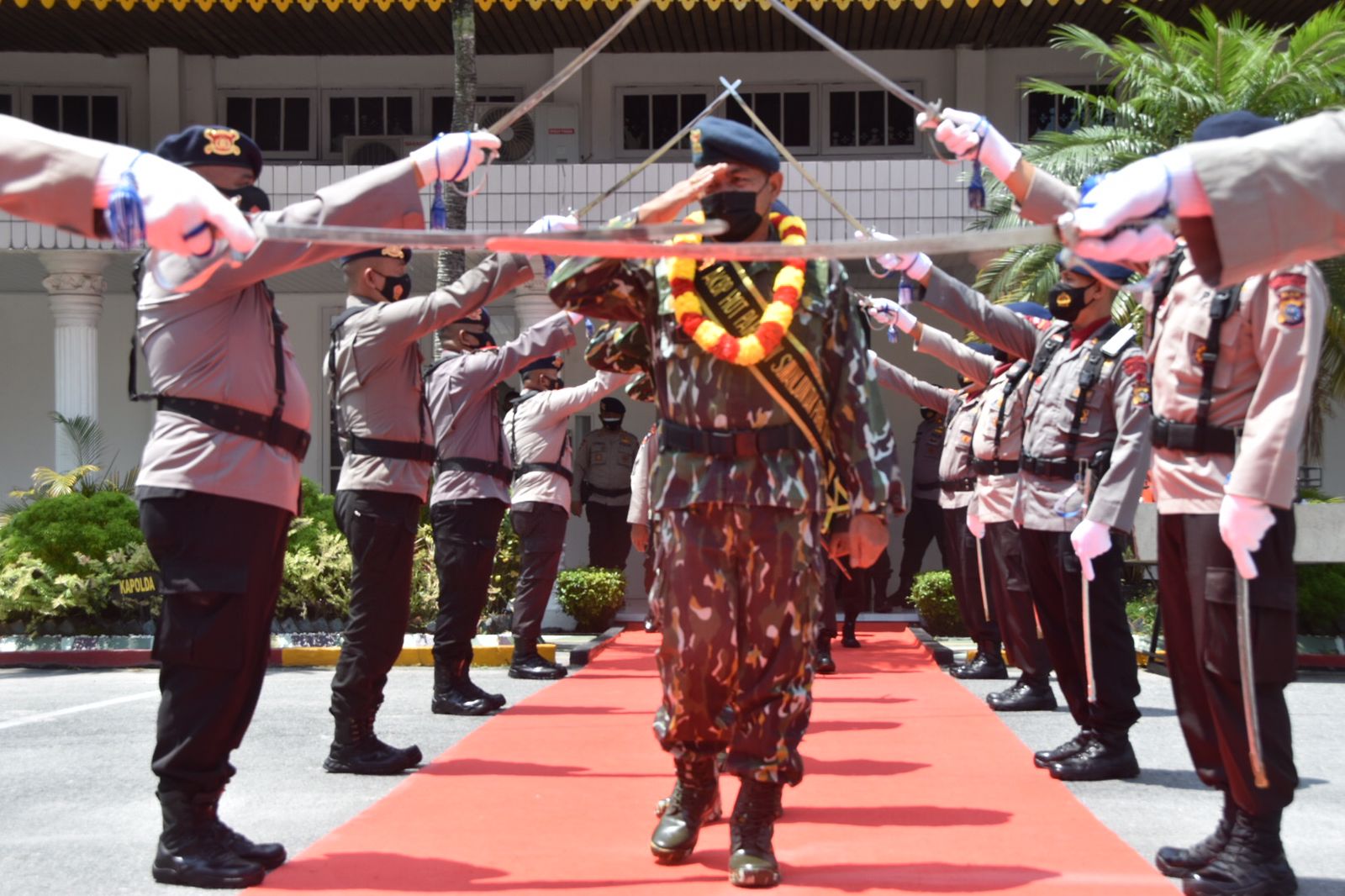Dansat Brimob Polda Riau Pimpin Upacara Pelepasan Purna Tugas Empat Personil