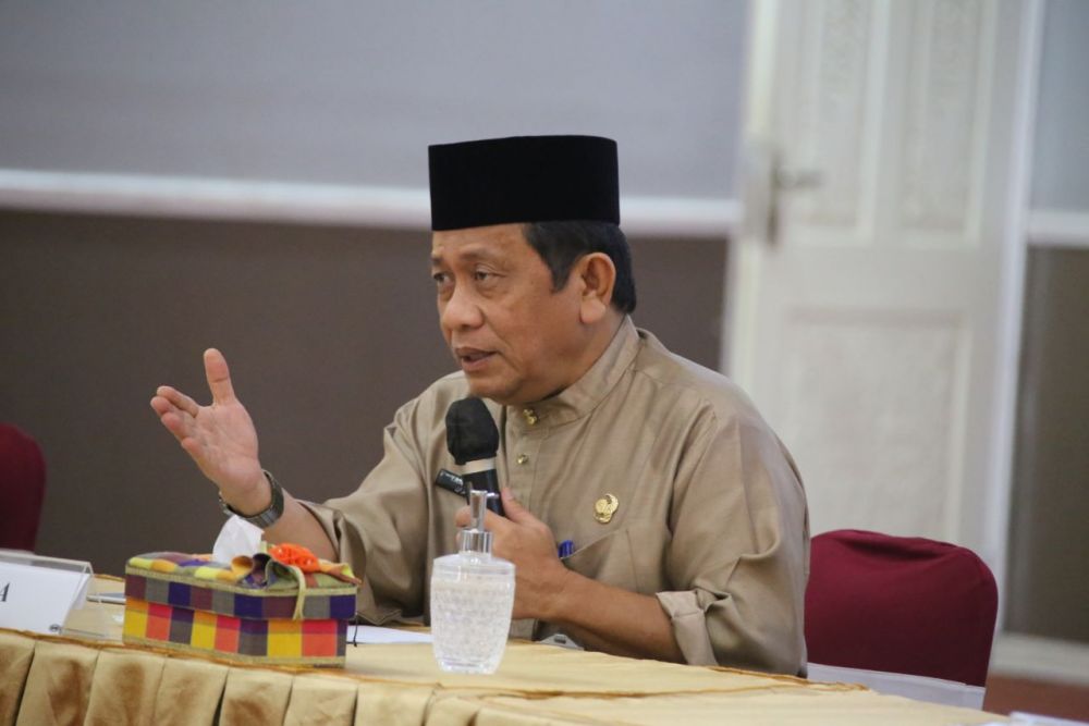 Sekda Minta Seluruh Pejabat Dilingkungan Pemprov Memasang Stiker Logo HUT Riau Ke-63 di Mobdin