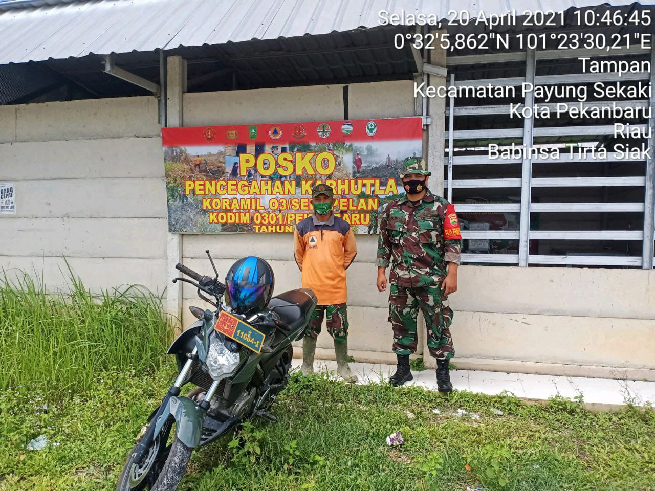 Personil Babinsa Kodim 0301/PBR Laksanakan Patroli dan Sosialisasi Karhutla Kepada Masyarakat di Kelurahan Tirta Siak
