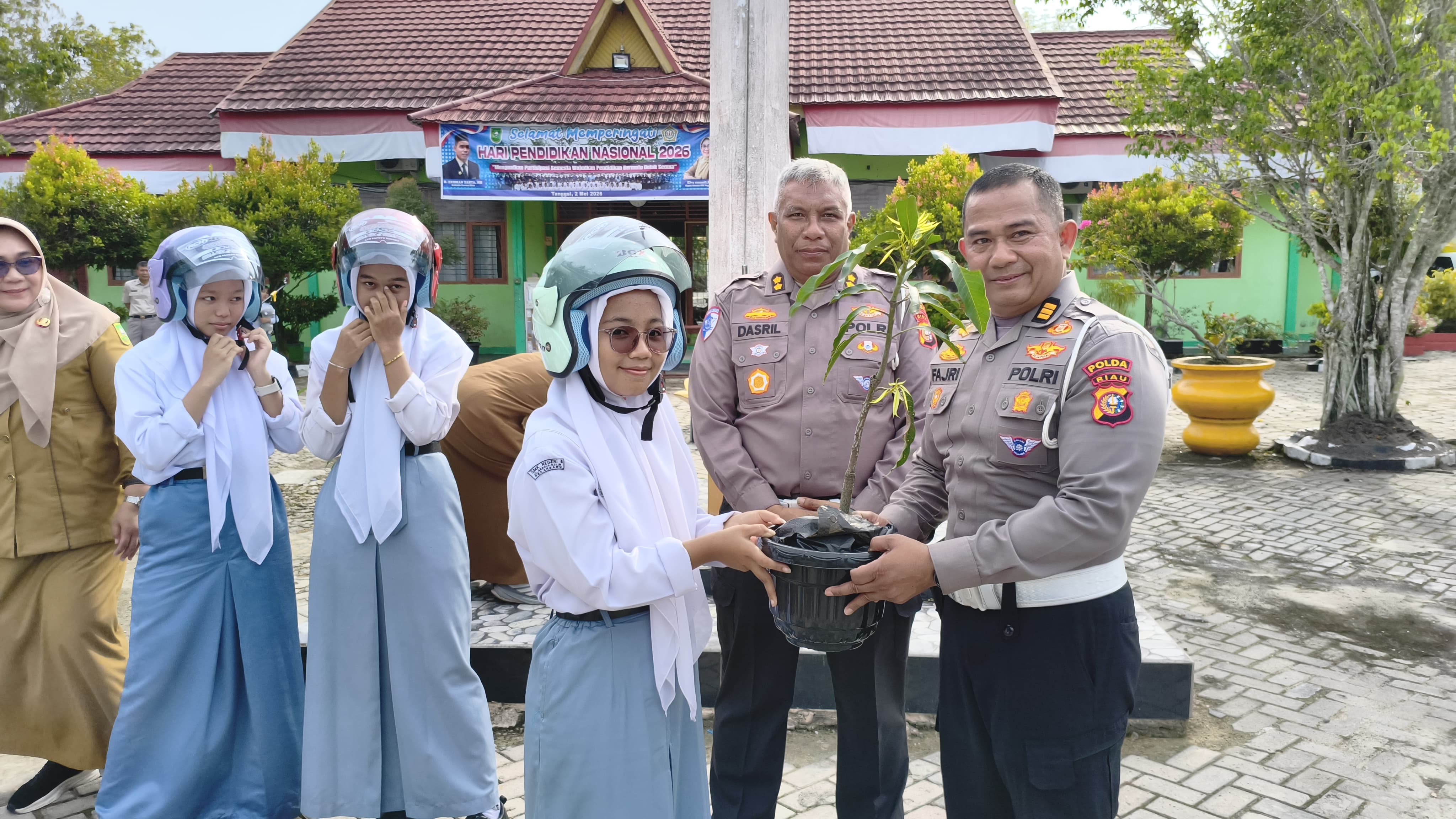 Tanamkan Budaya Tertib Berlalu Lintas Sejak Dini, Ditlantas Polda Riau Hadirkan Police Goes To School Dan Green Policing Di SMKN 6 Pekanbaru