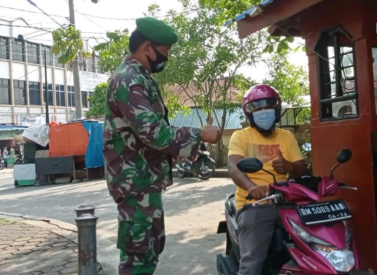 Babinsa Kodim 0301/PBR Laksanakan Penerapan Prokes di Fasilitas Umum