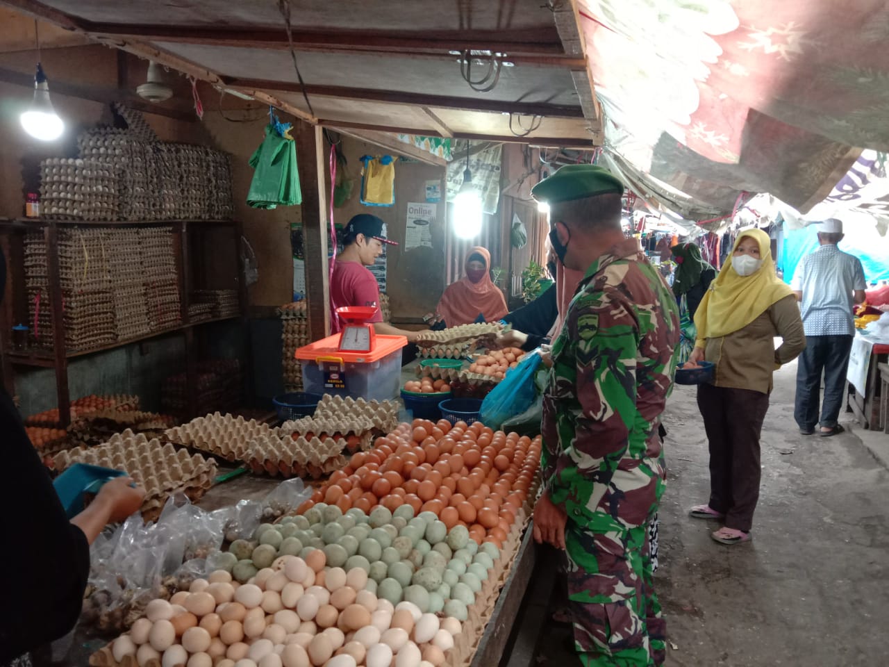 Babinsa Kodim 0301/PBR Penegakkan Disiplin Prokes Guna Cegah Penyebaran Covid-19 di Pasar Cik Puan