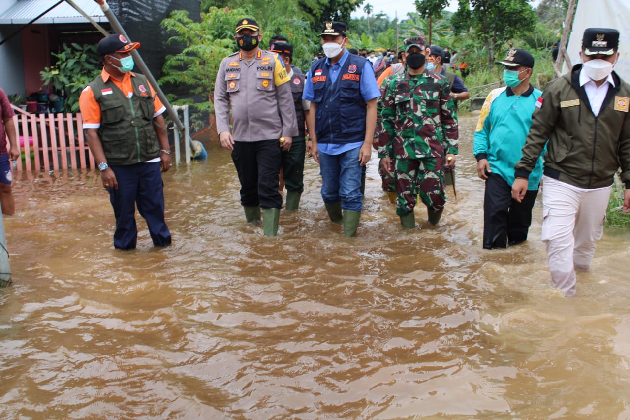 Kapolresta Pekanbaru Beserta Forkopimda Meninjau Lokasi Terdampak Banjir