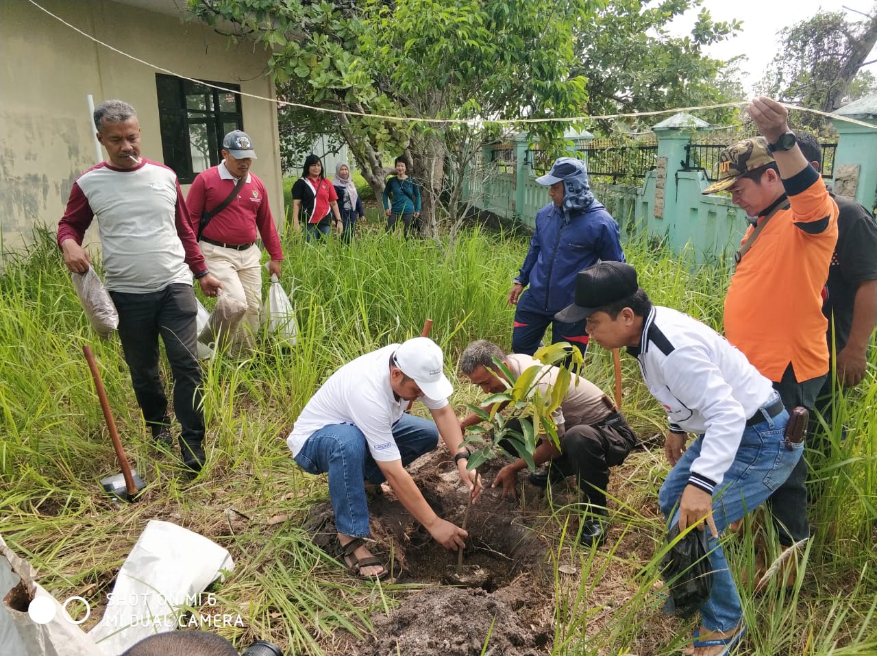 Bhabinkamtibmas dan Lurah Bukit Tunggal Gerakan Tanam Pohon 