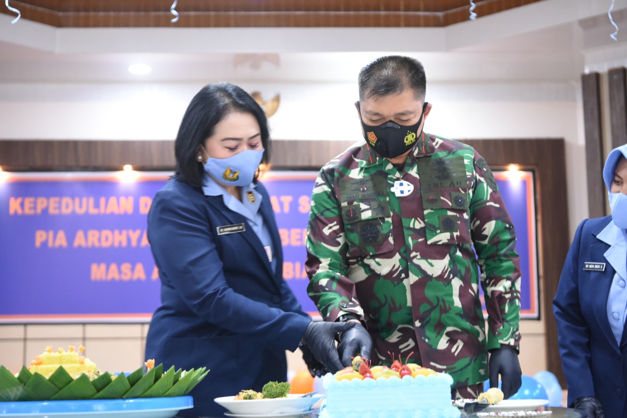 Potong Tumpeng Rayakan Syukuran HUT PIA Ardhya Garini Ke-64 Di Lanud Roesmin Nurjadin