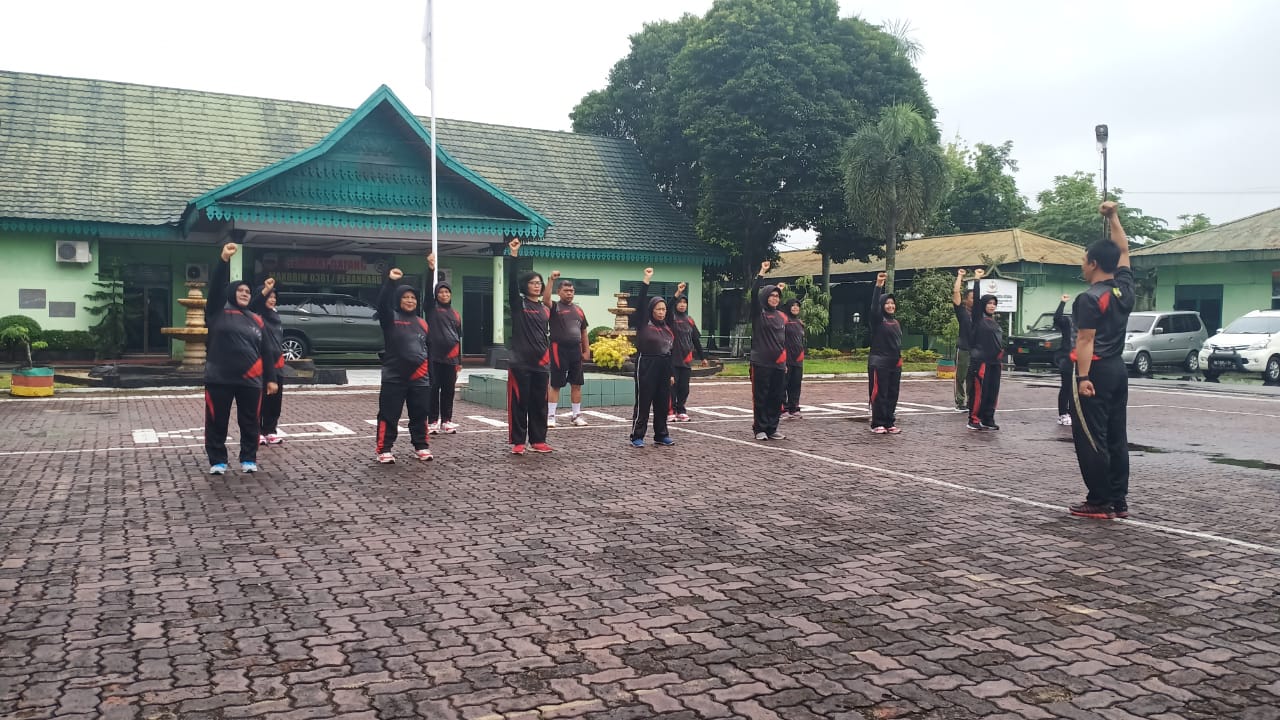 Jaga Kebugaran, PNS Kodim 0301/Pekanbaru Melaksanakan Olahraga Senam dan Joging
