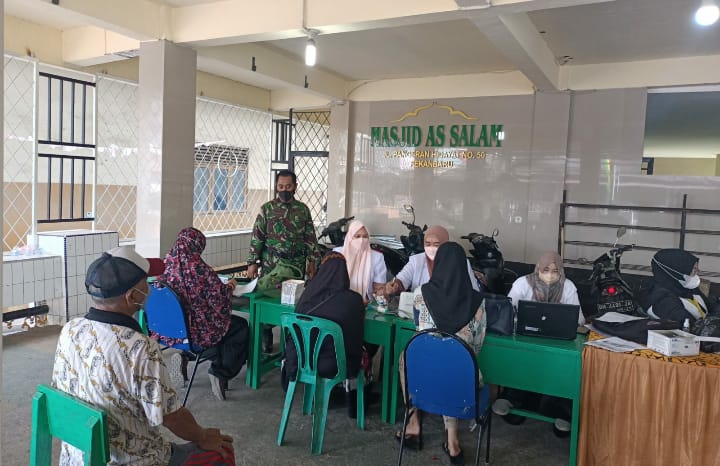 Babinsa Kodim 0301/PBR Monitoring Vaksinasi Bagi Lansia di Kelurahan Kotabaru