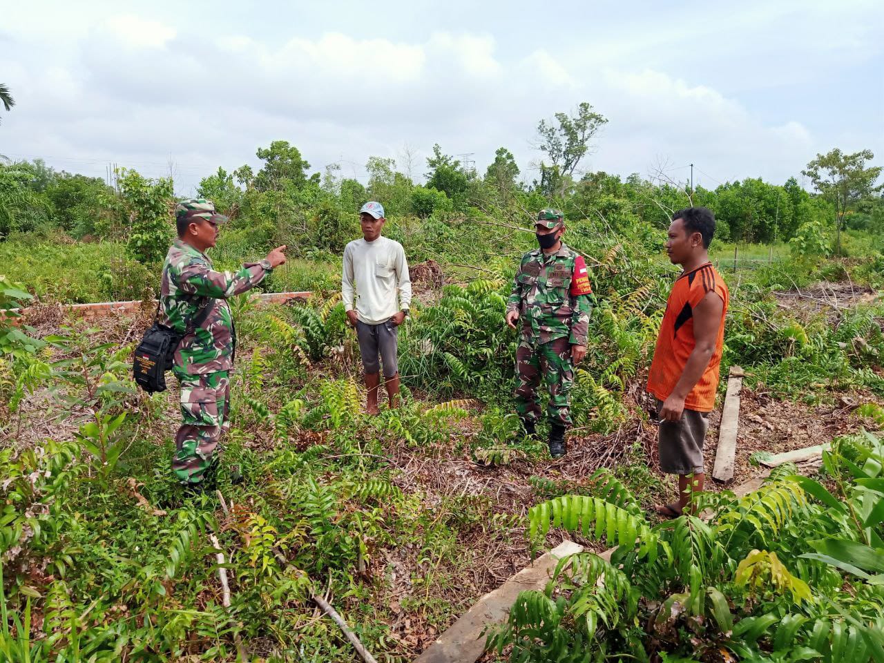 Ditengah Pandemi Covid-19, Babinsa Kodim 0301/Pekanbaru Terus Gencar Laksanakan Patroli Karhutla dan Sosialisasi