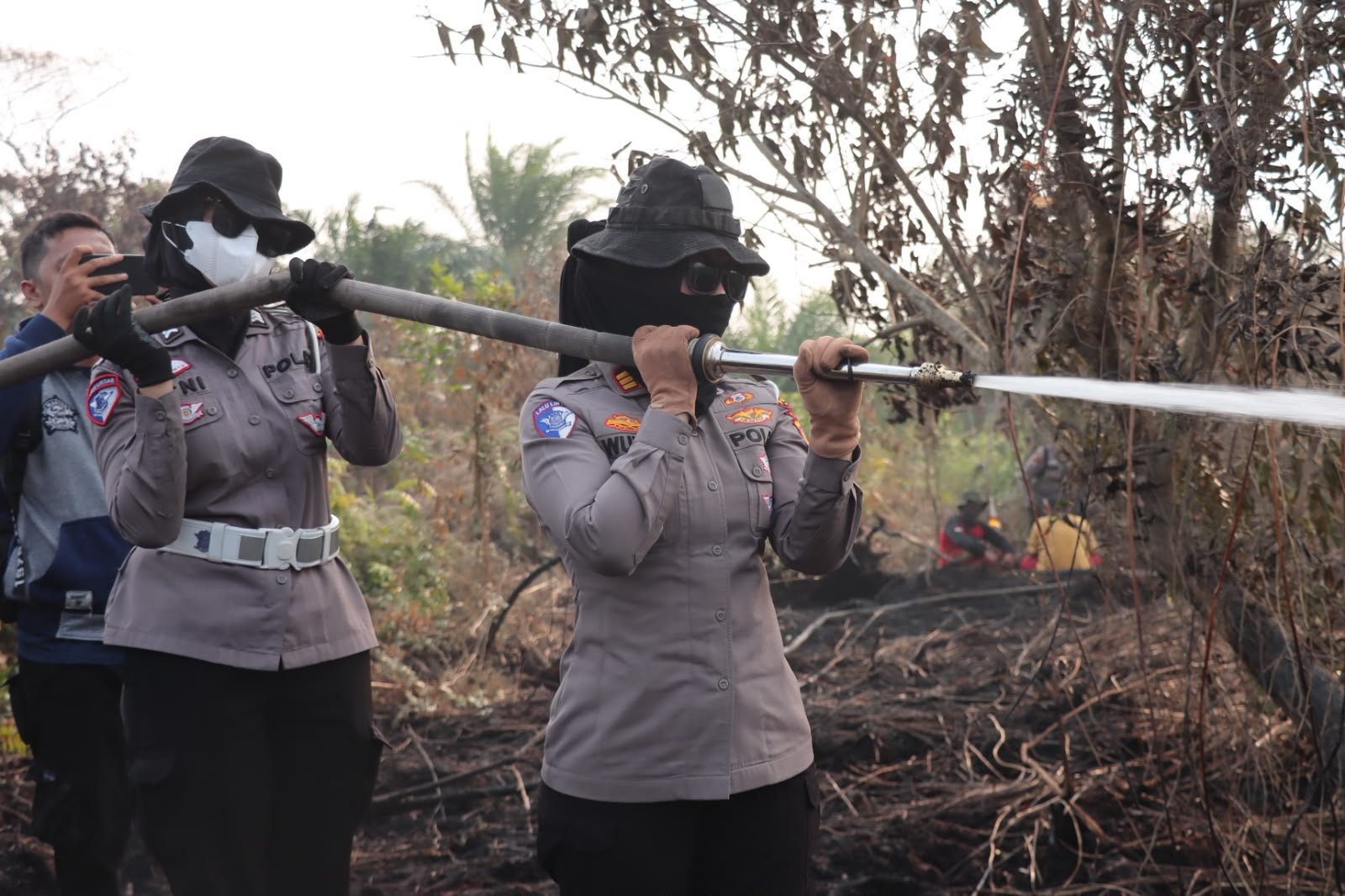 Srikandi Polres Kampar di Garis Depan Karhutla: Kasat Lantas AKP Wulan Afdhalia Pimpin Langsung Pemadaman Api di Rimbo Panjang