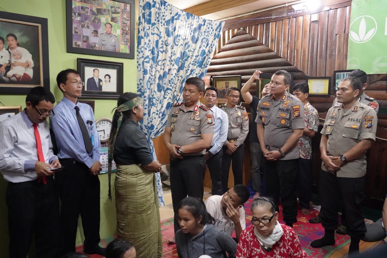 Kapolresta Pekanbaru Didampingi Kapolda Riau Melayat Ke Rumah Duka Aiptu P Siregar