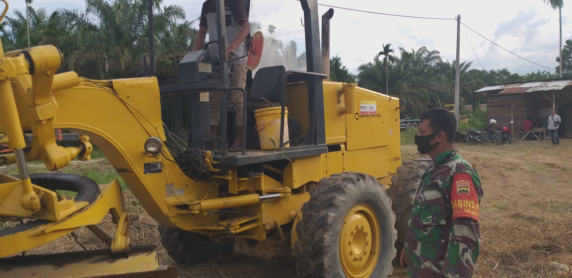 Dua Unit Alat Berat Diturunkan Untuk Sasaran Satu Pengerasan Gang Rahmad Kelurahan Tebing Tinggi Okura Dalam Pelaksanaan TMMD Ke 108 Kodim 0301/Pekanbaru