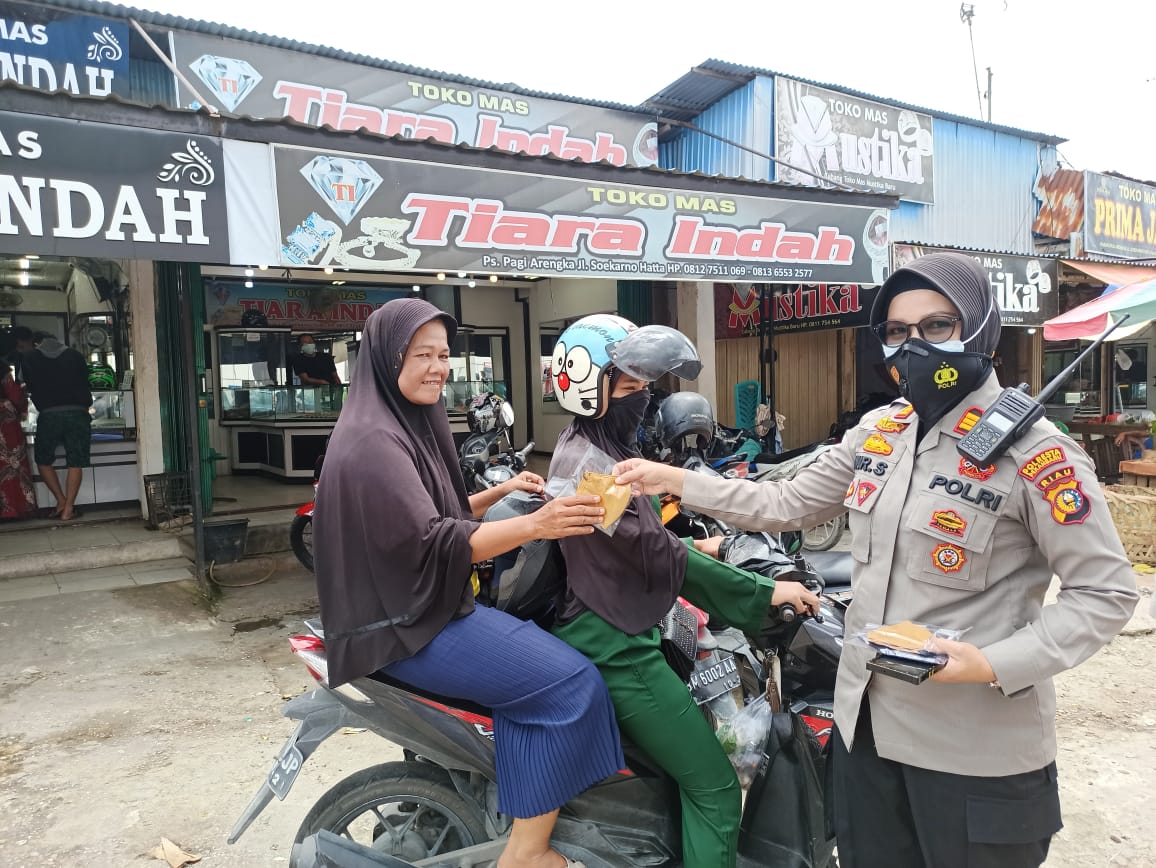 Polsek Bukit Raya Bagikan Masker Kepada Pedagang dan Pengunjung Pasar Pagi Arengka