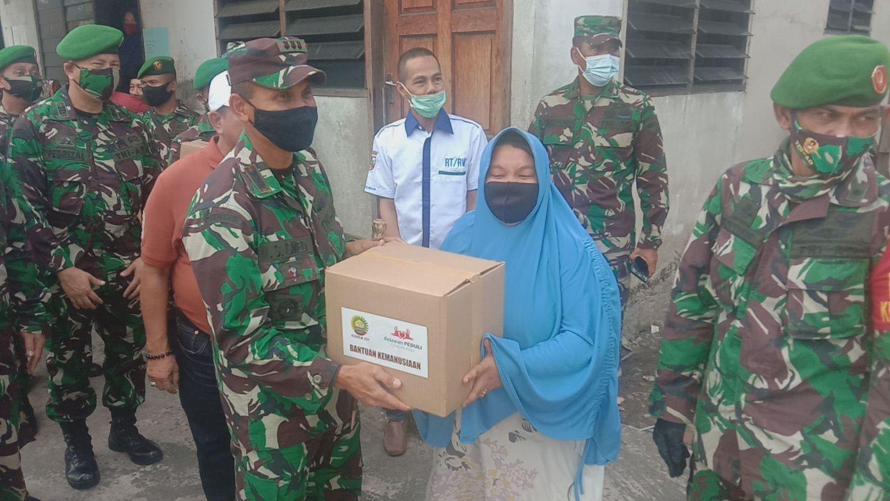 Dandim 0301/Pekanbaru Dampingi Danrem 031/WB Melaksanakan Kegiatan Penyerahan Bantuan Kemanusiaan Peduli Covid-19