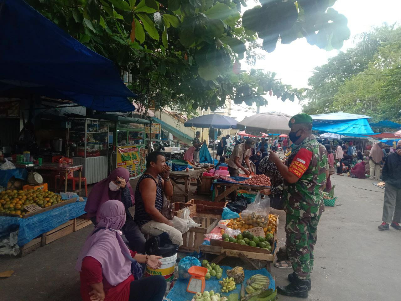 Blusukan ke Pasar Tradisional, Babinsa Kodim 0301/PBR Himbau Masyarakat Patuhi Prokes