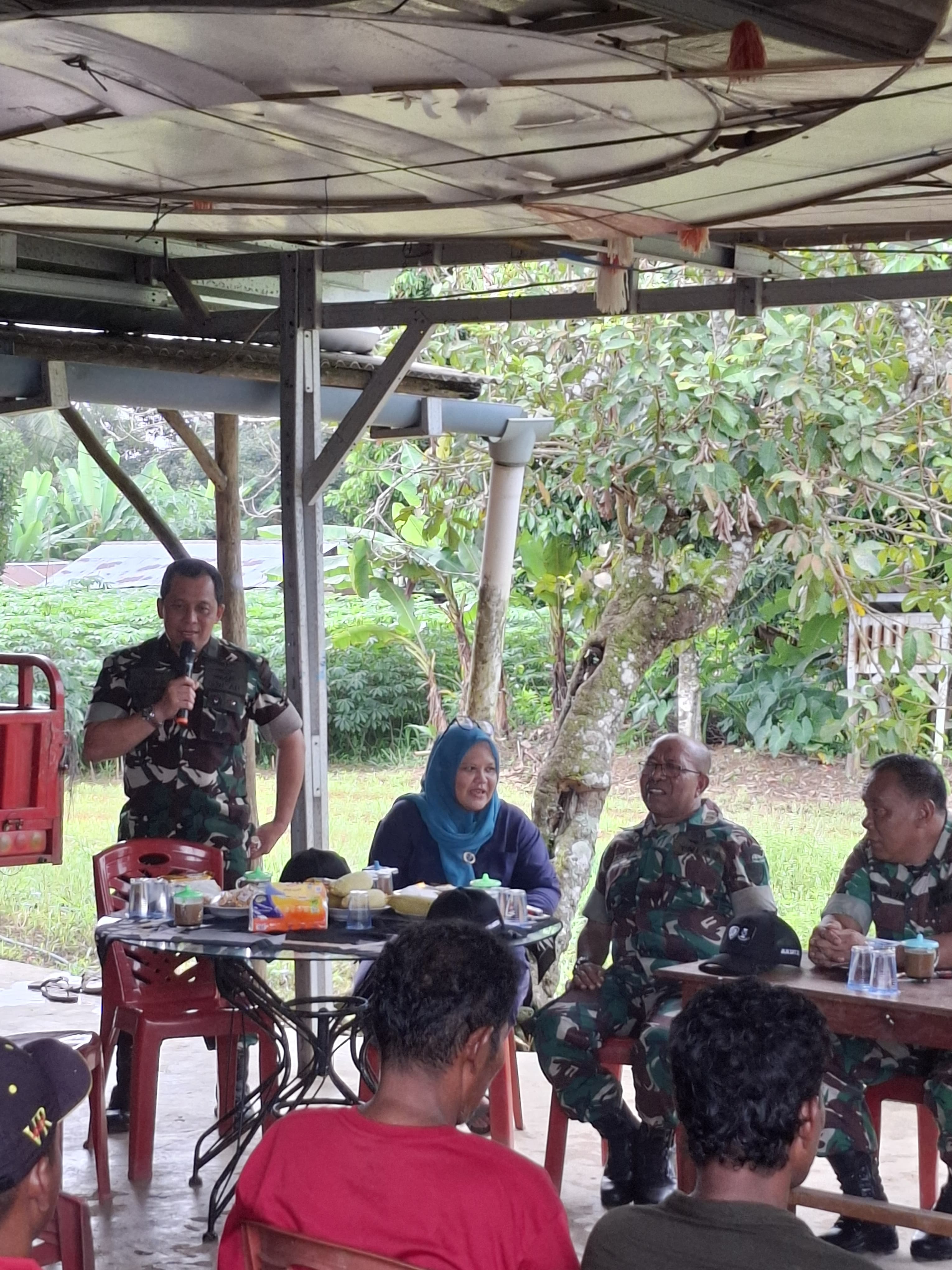 Aspotdirga Kaskoopsud I Dan Staf Sambangi Desa Binaan bagikan Paket Sembako