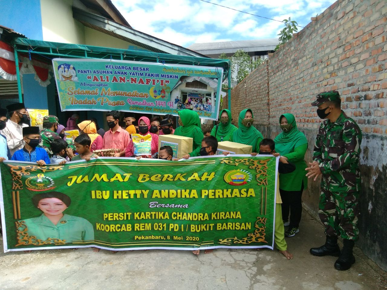 Ibu Ketua Persit Cabang L Dim 0301 Salurkan Paket Sembako Dari Ibu Kasad di Panti Asuhan dan Anak Yatim Ali An-Nafi