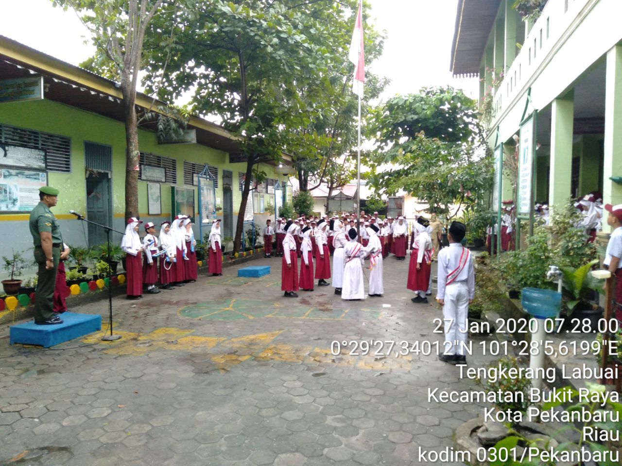 Babinsa Koramil 05/Sail Kodim 0301/Pekanbaru Menjadi Pembina Upacara Bendera di SD Negeri 108 Pekanbaru