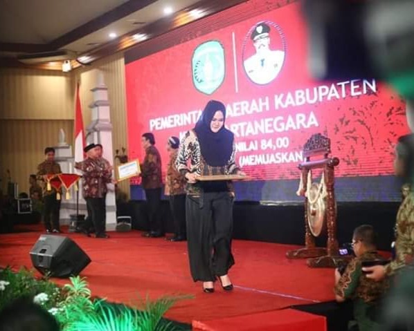 Menpan RB Menyerahkan Penghargaan Arsip Nasional Kepada Bupati Kendal 