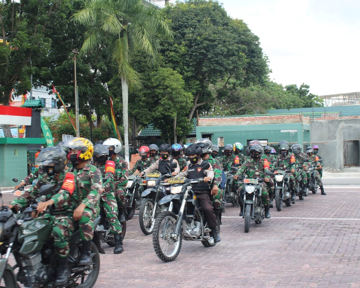 Dandim 0301/PBR Mendampingi Danrem 031/WB Bersama Forkompinda Pekanbaru Gelar Pelepasan Tim Patroli Covid-19 Gunakan Sepeda Motor