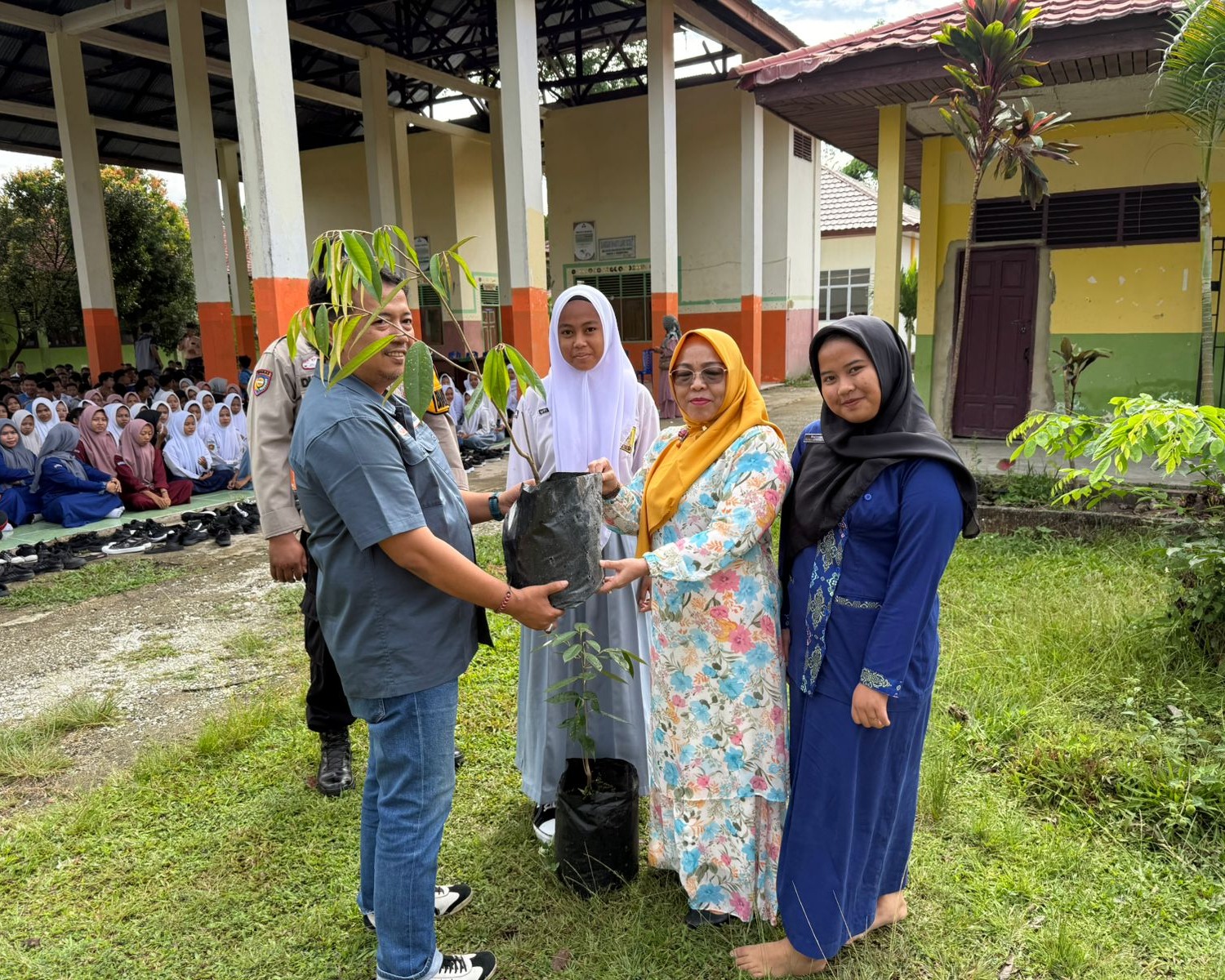 Polres Siak Sosialisasikan Bahaya Narkoba Dan Edukasi Green Policing di SMK Negeri 1 Mempura