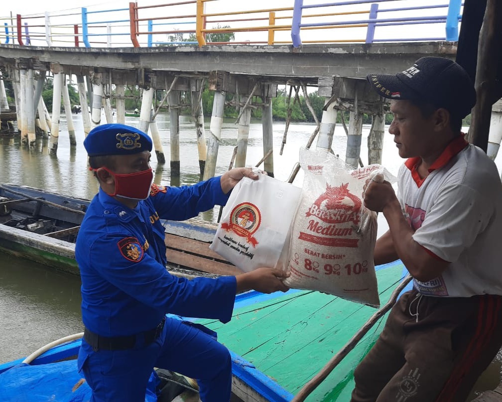 Satpolair Polres Tulang Bawang Bagikan Sembako di Dua Lokasi, Sambut Hari Bhayangkara Ke-74