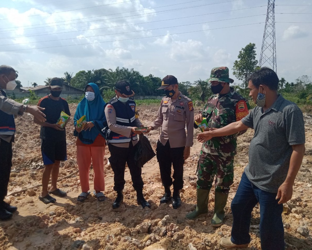 Babinsa Kodim 0301/PBR Serahkan Bibit di Kampung Tangguh Kelurahan Tampan