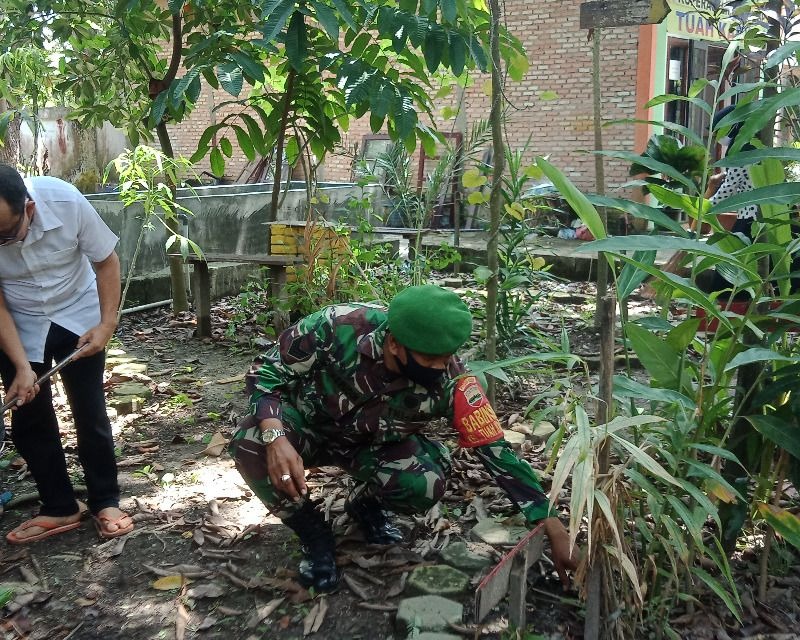Babinsa Kodim 0301/PBR Ajak Warga Manfaatkan Lahan Kosong Jadi Apotik Hidup