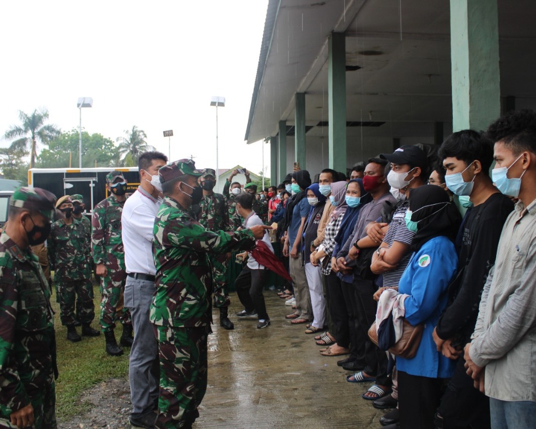 Pangdam 1/BB Meninjau Serbuan Vaksinasi di Wilayah Kodim 0301/PBR