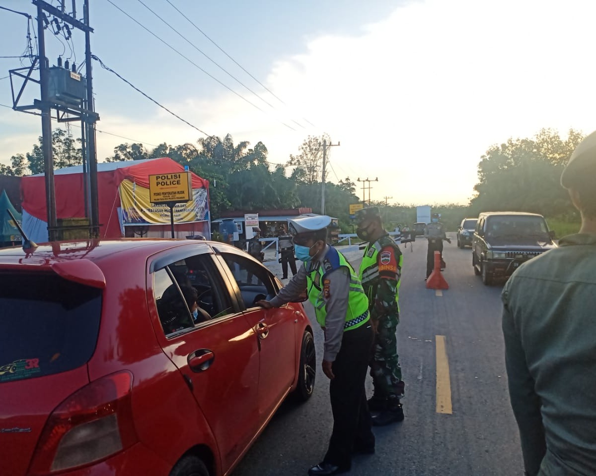 Personil Babinsa Kodim 0301/PBR Bersama Tenaga Kesehatan dan Polri Serta Satpol PP Lakukan Penjagaan di Pos Penyekatan di Jalan Lintas Timur KM 22