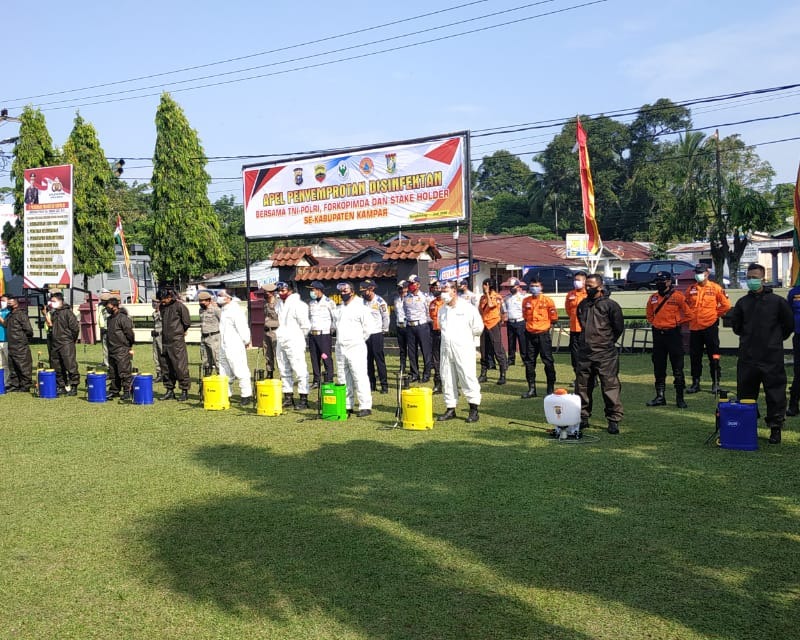 Bupati Kampar Didampingi Kapolres Dan Kasdim 0313/KPR Pimpin Apel Bersama Penyemprotan Desinfektan di Kota Bangkinang