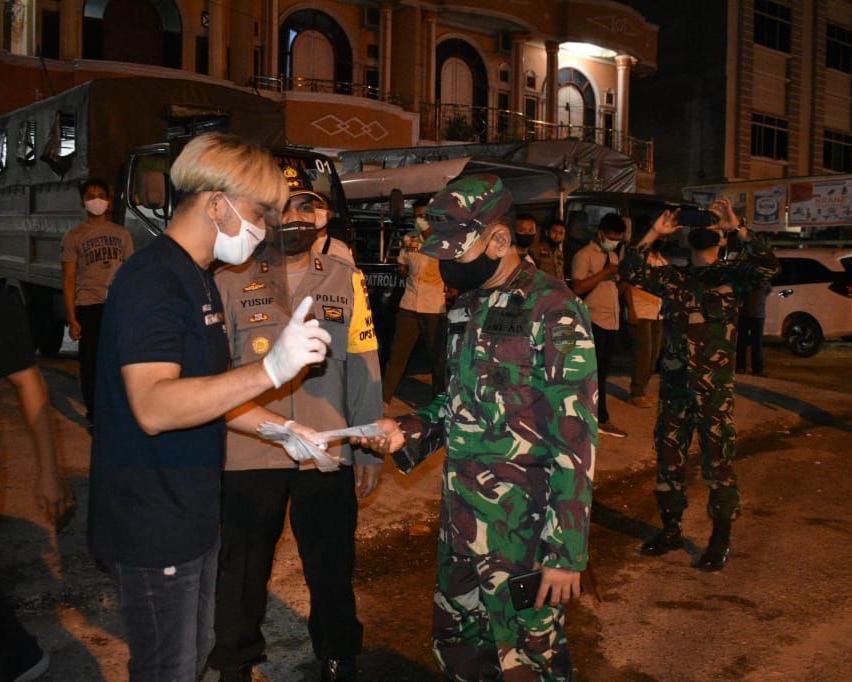 Dandim 0301/Pekanbaru dan Kapolresta Bersama Artis Fashion Ceren Delano Ikut Patroli Penerapan PSBB Serta Membagikan Masker Bagi Pengguna Jalan