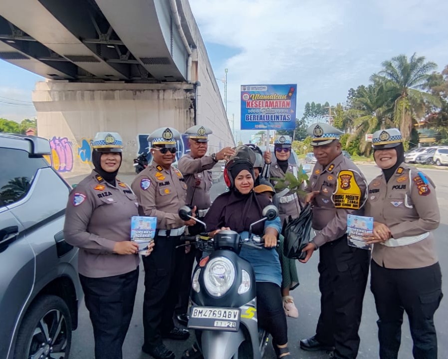 Hari Ke-5 Operasi Zebra Lancang Kuning 2025, Kasubdit Kamsel Ditlantas Polda Riau Pimpin Edukasi Kamseltibcarlantas Di Traffic Light Pasar Pagi Arengka