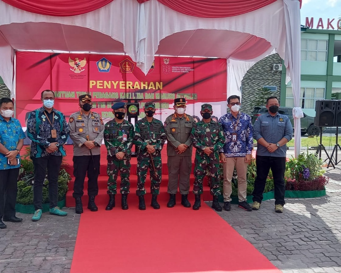 Kodim 0301/PBR Salurkan Bantuan Tunai Pedagang Kaki Lima dan Warung (BTPKLW) TNI Kepada Masyarakat