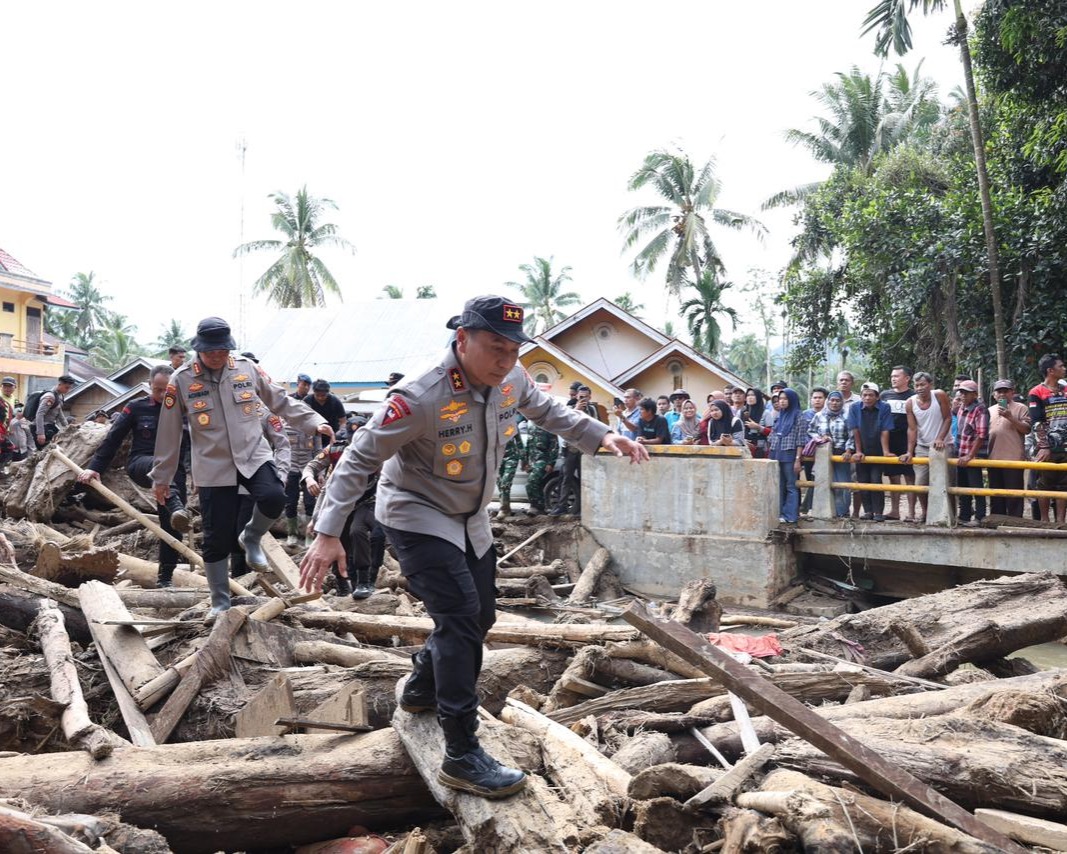 Menteri Kehutanan Bersama Kapolda Riau Terjun Langsung Ke Lokasi Bencana Di Agam, Percepatan Evakuasi Dan Bantuan Terus Dikerahkan