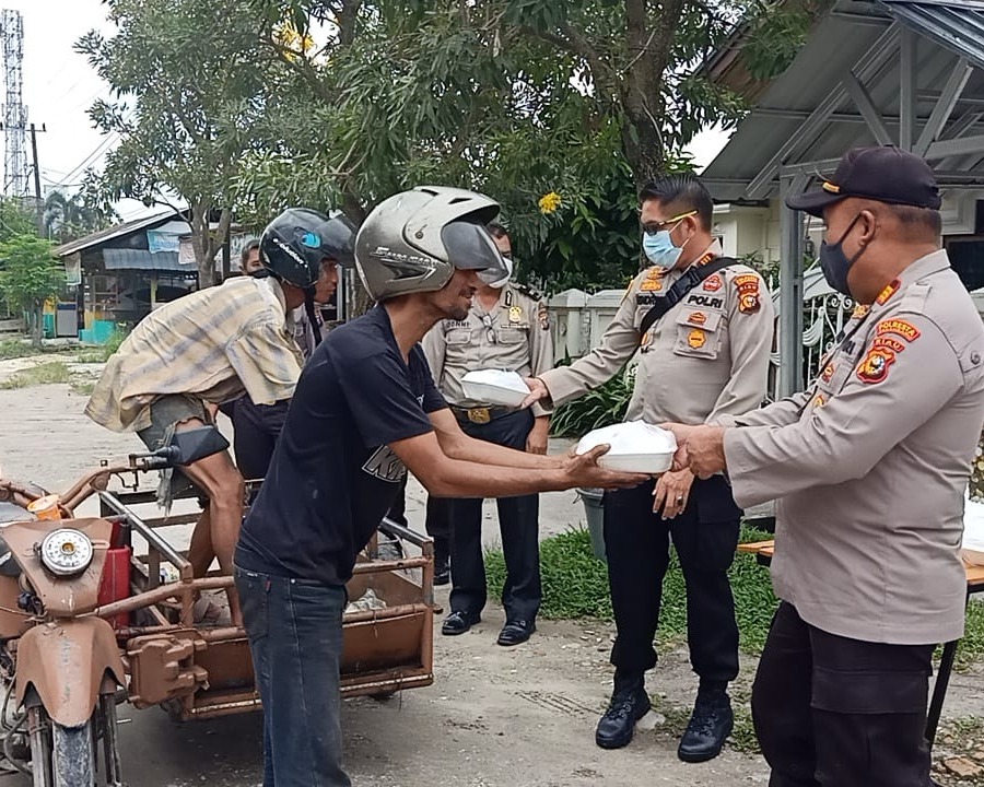 Kapolsek Sukajadi Beserta Personil Laksanakan Giat Jumat Barokah, Bagikan 30 Kotak Serapan Pagi Kepada Warga Yang Melintas di Jalan Rajawali Depan Cafe AW
