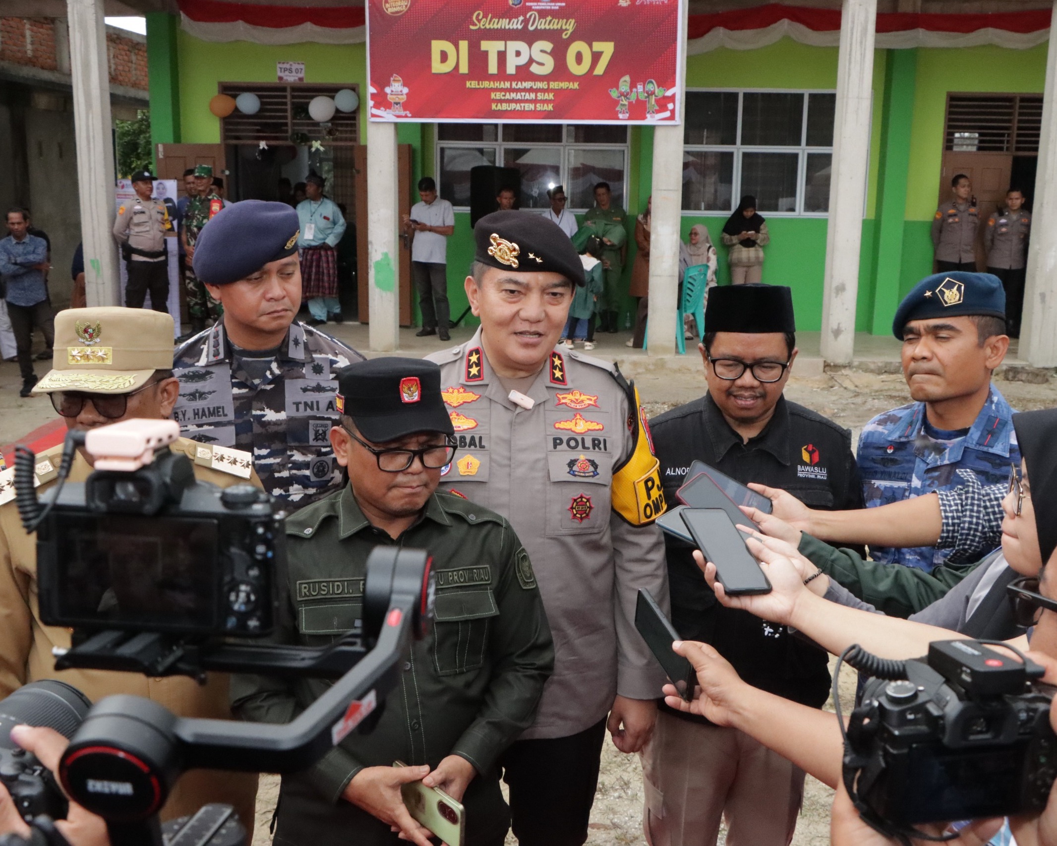 Lakukan Peninjauan dan Pengecekan Pemungutan Suara di Kabupaten Siak, Kapolda Riau Apresiasi Inovasi Kapolres Siak