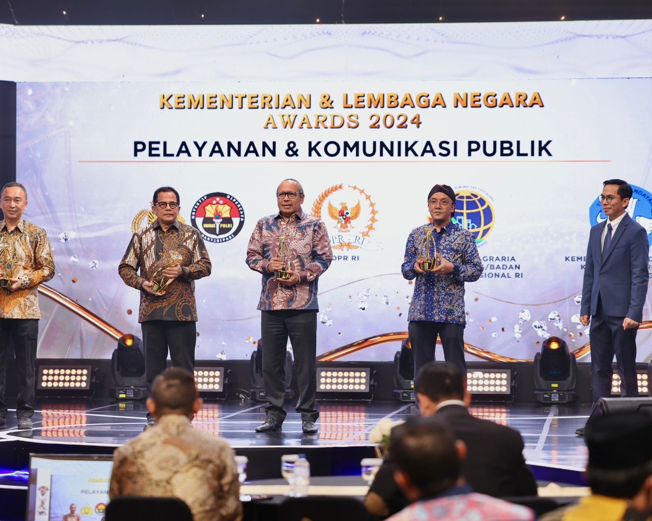 Polri Raih Penghargaan Lembaga Dengan Pelayanan dan Komunikasi Terbaik