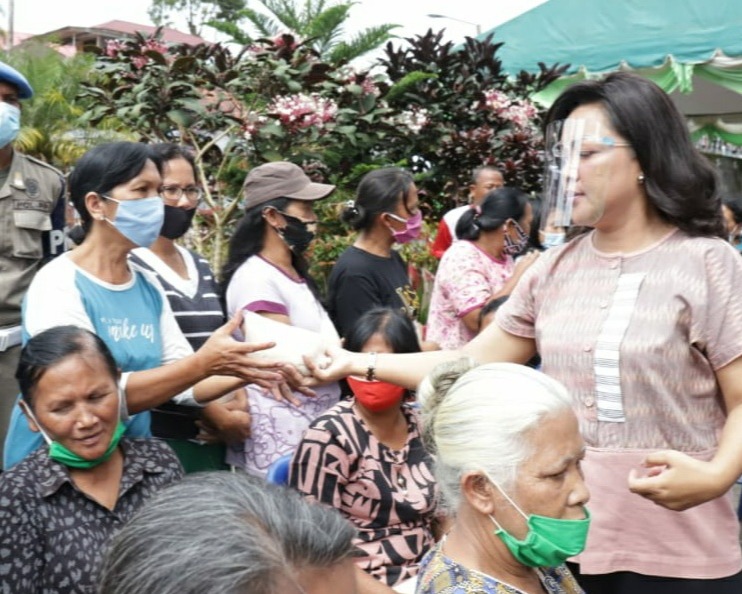Ketua Dekranasda Taput Membuka Pelaksanaan Bazar Pasar Murah Asosiasi UMKM di Depan Gedung Kesenian Sopo Partungkoan