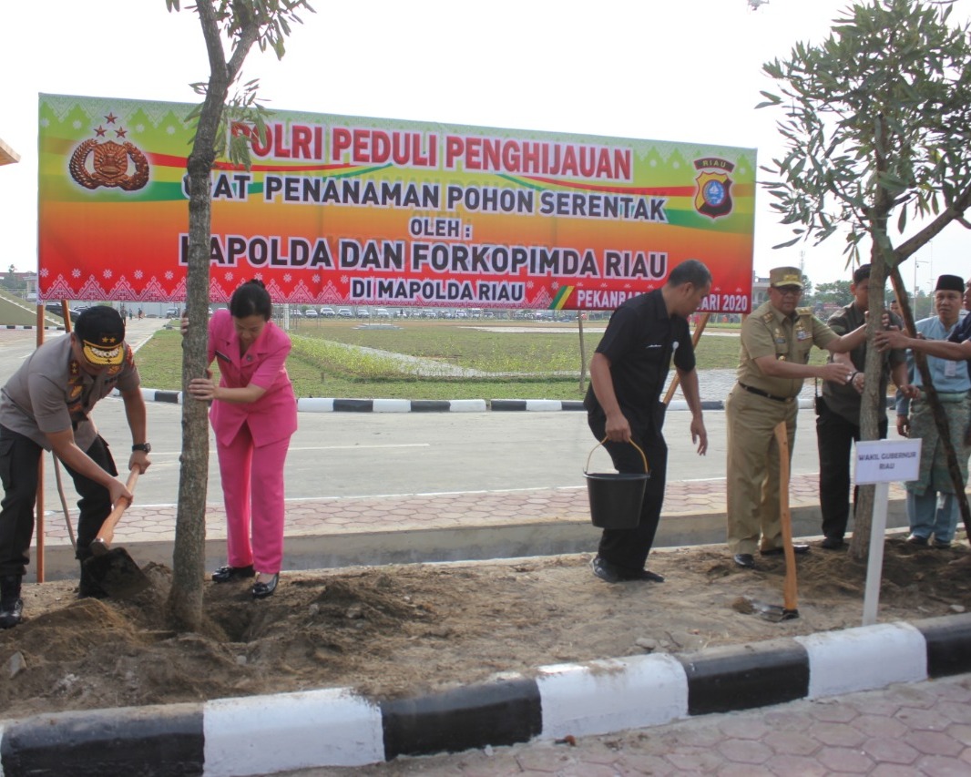 Polri Peduli Penghijauan, Kapolda Riau Pimpin Penanaman Pohon Sebanyak 19.145 Batang di Mapolda Riau