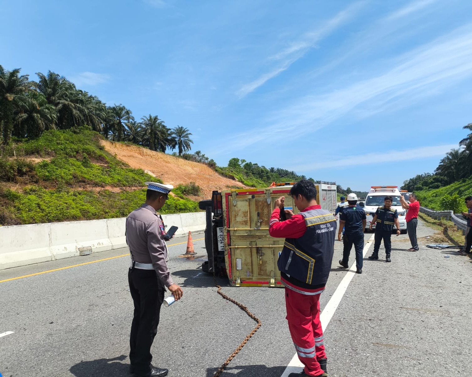 Sigap, Personil Satuan PJR Ditlantas Polda Riau Tangani Laka Lantas Di KM 10 Jalan Tol Permai, Tak Ada Korban Jiwa