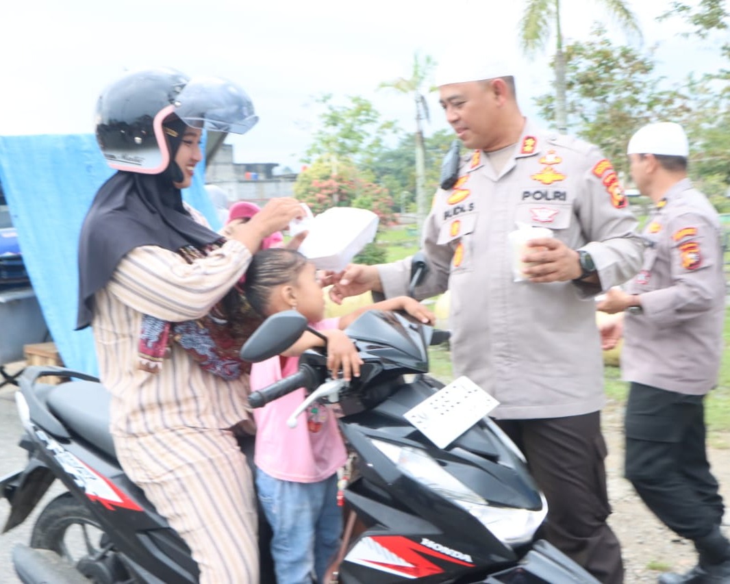 Kapolres Rokan Hulu Berbagi Ratusan Takjil, Wujud Kepedulian di Bulan Suci Ramadan 1446 H